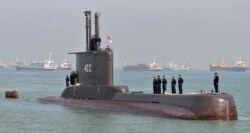 Para awak kapal selam TNI Angkatan Laut, KRI Nanggala-402, berjajar di dek kapal saat tiba di Surabaya, Jawa Timur, 6 Februari 2012. (Foto: M Risyal Hidayat/Antara Foto via Reuters)