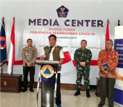 Ketua Tim Pakar Gugus Tugas Percepatan Penanganan COVID-19 di BNPB, Prof. Wiku Adisasmito (dua dari kiri). (Foto: IG@wikuadisasmito)