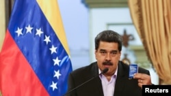 Predsednik Venecuele Nikolas Maduro sa kopijom Ustava Venecuele obraća se članovima diplomatskog kora u Karakasu.