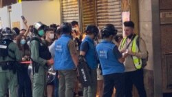 香港警方6月28日下午在旺角登打士街展開大圍捕，傳媒聯絡隊人員檢查採訪期間被封鎖線圍困記者的證件才放行。(美國之音湯惠芸)