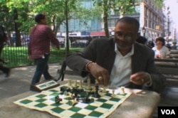 Michael Walters, warga New York yang gemar bermain catur di taman kota, mengaku senang dengan adanya larangan merokok.