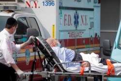 Seorang pasientiba di Maimonides Medical Center, di area Borough Park di Brooklyn, New York, AS, di tengah melonjaknya kembali kasus Covid-19, 25 September 2020.
