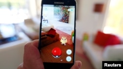 Sebuah ponsel menunjukkan permainan "Pokemon Go" produksi Nintendo, di Palm Springs, California. (Foto: Ilustrasi)