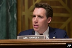 ARSIP – Sen. Josh Hawley, R-Mo, berbicara dalam sidang dengar di Komite Kehamiman Senat di Washington, 6 Maret 2019.