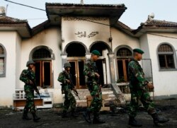 Beberapa tentara melakukan pengamanan di Masjid Ahmadiyah yang menjadi sasaran pengrusakan warga di Jawa Barat (foto: dok).