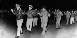 지난 1968년 1월 23일 북한에 납치된 미 해군 정보수집함 푸에블로호 승조원들. 당시 북한 관영매체가 공개한 사진이다.