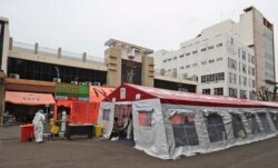 Tenda darurat di tempat parkir rumah sakit pemerintah di Bekasi, di pinggiran Jakarta, didirikan untuk menampung lonjakan pasien COVID-19, Senin, 28 Juni 2021.