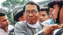 ဒေါက်တာအေးမောင် ကို ရခိုင်ပြည်နယ် စစ်တွေတရားရုံးမှာ ရုံးထုတ်လာစဉ်