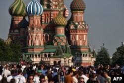 Para penggemar sepak bola berjalan-jalan di sekitar Lapangan Merah, 18 Juni 2018, di Moskow, dalam Piala Dunia 2018 di Rusia.