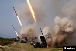 Vojska Severne Koreje tokom ispaljivanja raketa u Istočno more za vreme vojne vežbe u Severnoj Koreji, 4. maja 2019.