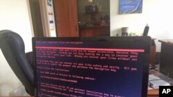 Layar komputer yang menampilkan peringatan serangan siber yang dilaporkan menyandera file-file untuk tebusan, sebagai bagian dari serangan siber masif internasional, di sebuah kantor di Kiev, Ukraina, hari Selasa, 27 Juni 2017.