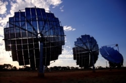 Sebuah panel surya di Windorah Solar Farm, yang dipasang oleh Ergon Energy, dekat kota Windorah di pedalaman Queensland, Australia, 11 Agustus 2017.