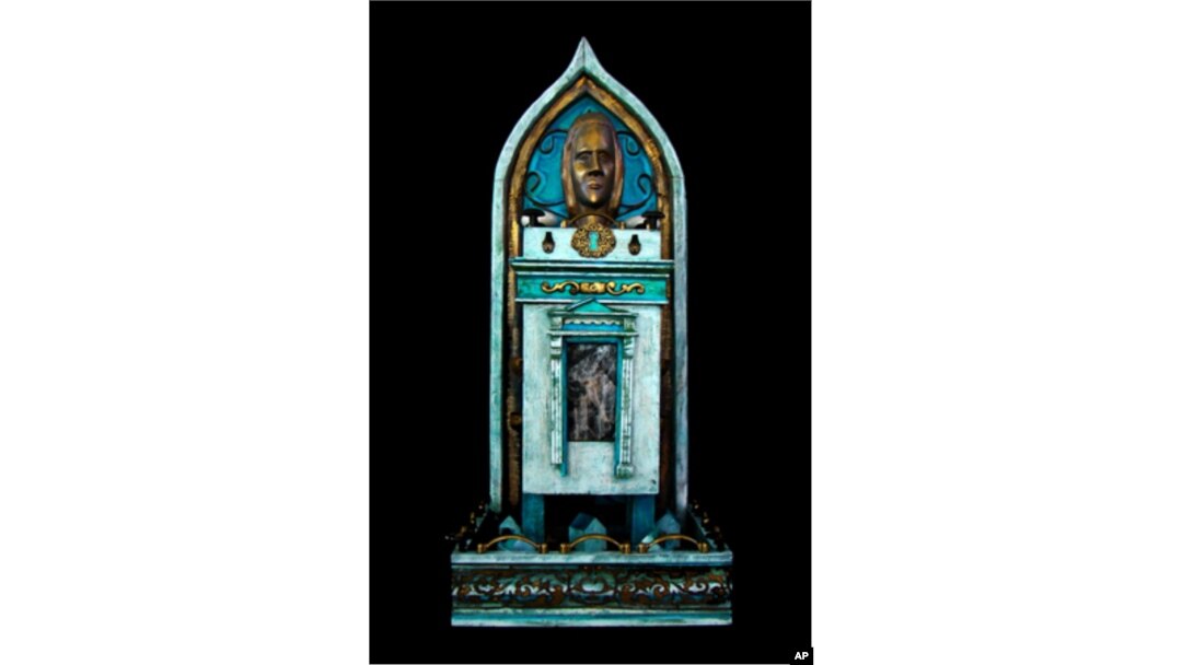 Lori Gordon created 'Habitat', made from Katrina debris, for former President Jimmy Carter and his wife, Rosalynn, who came to rebuild with Habitat for Humanity in spring 2008.