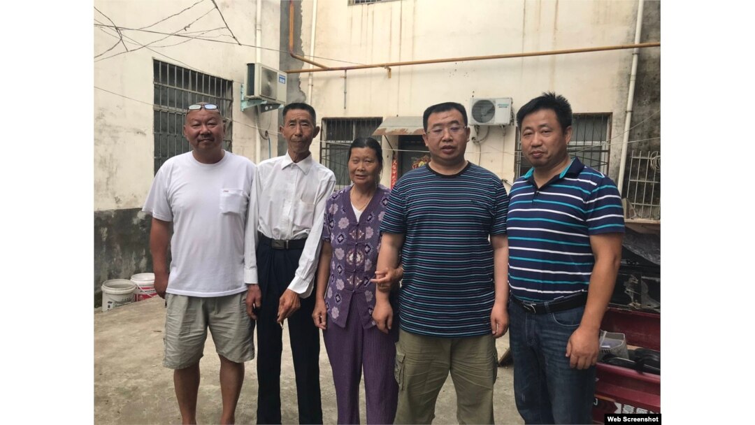 謝陽律師（右一）探望江天勇（右二）（網絡截圖）