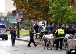 Policija ispred sinagoge "Drvo života".