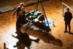 Patung "Pillar of Shame", peringatan bagi mereka yang tewas dalam penumpasan Tiananmen 1989, dipindahkan dari Universitas Hong Kong, Kamis, 23 Desember 2021. (Foto: AP)