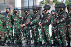 Prajurit ikut serta dalam persiapan peningkatan pengamanan menjelang Idul Fitri di Timika, Papua pada 12 Mei 2021. (Foto: AFP/Sevianto Pakiding)