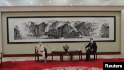 國副國務卿謝爾曼2021年7月26日在天津與中國國務委員兼外交部長王毅舉行會面。（路透社）