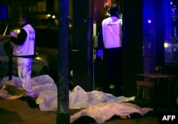 Corpos das vítimas do ataque ao restaurante Petit Cambodge no passeio , Nov. 13, 2015.
