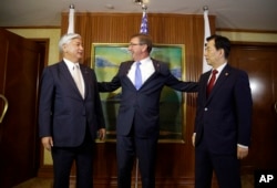U.S. Defense Secretary Ash Carter, center, meets with Japan's Defense Minister Gen Nakatani, left, and South Korea's Defense Minister Han Min Koo during their trilateral meeting on the sidelines of the 15th International Institute for Strategic Studies Shangri-la Dialogue, or IISS, Asia Security Summit, in Singapore, June 4, 2016.