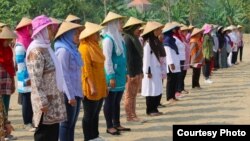 Para perempuan yang sebagian besar di antaranya buta baca tulis dan bahkan tidak pernah bicara di depan publik, didorong mengemukakan pendapat di “Sekolah Perempuan” di NTB. (Courtesy : Institut Kapal Perempuan)