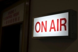 Tanda "On Air" terlihat di sebuah studio penyiaran berita. (Foto: ilustrasi/REUTERS/Tyrone Siu)