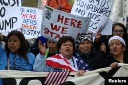 Perempuan berdemonstrasi melawan Presiden AS terpilih Donald Trump di Manhattan, New York (13/11).