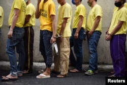 Detainees enter a government building to attend a court hearing at a Regional Trial court in Quezon City, Metro Manila, Philippines, June 5, 2017.
