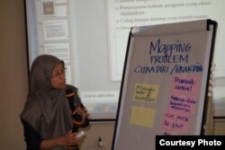Caleg perempuan bersama-sama mengidentifikasi masalah yang dihadapi. (Foto courtesy: IDEA)