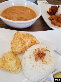 Soto Betawi ala D'jakarta Cafe di Philadelphia (Dok: VOA)