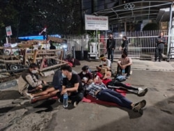 Setelah aksi mereka dihentikan oleh petugas yang berjaga, mereka memilih untuk tidur di depan gedung UNHCR. Mereka beralasan sudah tidak punya apa-apa lagi termasuk tempat tinggal sementara. (VOA/ Indra Yoga)