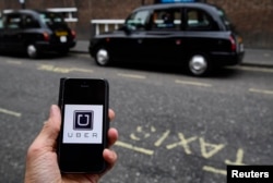 Ilustrasi - Pemesanan armada layanan antar penumpang melalui aplikasi Uber di Pusat kota London, Inggris, 28 Oktober 2016. (REUTERS/Toby Melville)