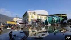 Sebuah pusat pertokoan di Palu rusak karena gempa.