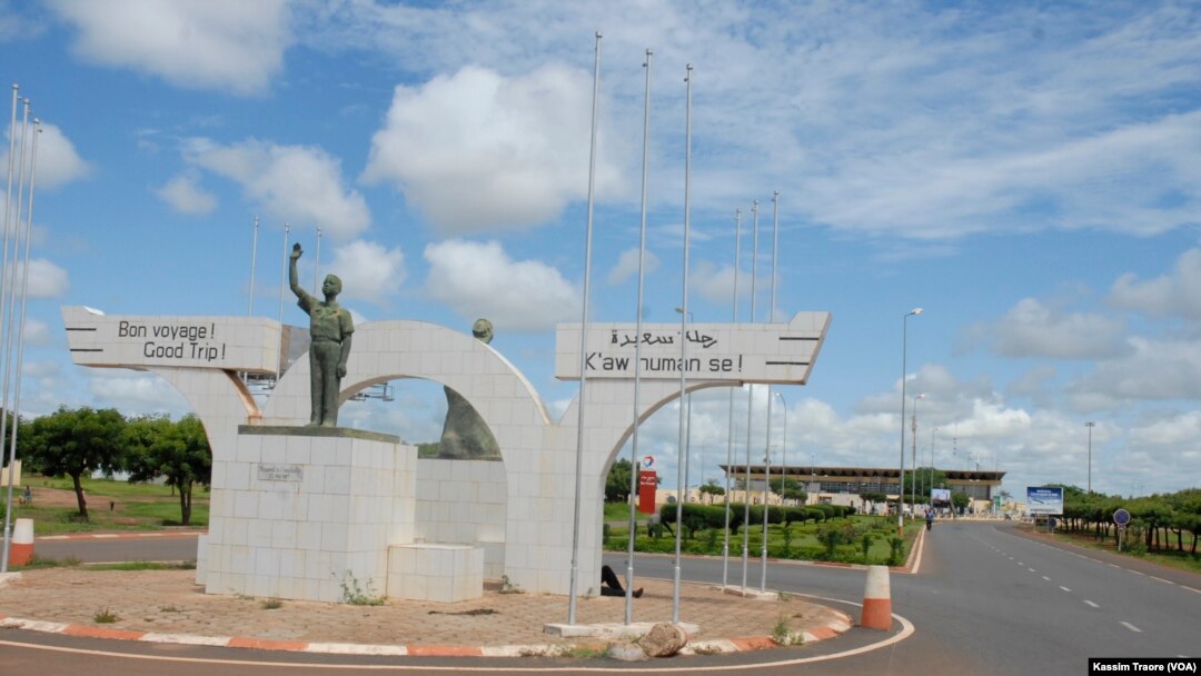 Picha hii inaonyesha barabara inayoelekea kwenye uwanja wa ndege wa kimataifa wa mji mkuu wa Mali, Bamako.