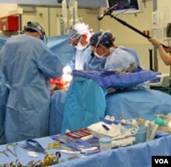 Dokter-dokter sedang melakukan operasi ginjal.