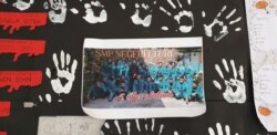 Sebuah foto terpampang di dinding kelas 8A SMPN 1 Turi, salah satu siswi kelas ini, Nur Azizah turut menjadi korban meninggal. (Foto: VOA/Nurhadi Sucahyo)