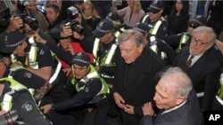 Kardinal George Pell (tengah, baju hitam) saat tiba di pengadilan Melbourne, Australia, hari Rabu (26/7).