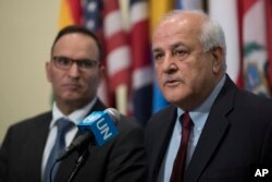 Riyad Mansour, Duta Besar Palestina untuk PBB, memberikan keterangan kepada media sementara Mansour Ayyad Al-Otaibi, Duta Besar Kuwait untuk PBB (kiri) mendengarkan keterangan tersebut seusai pertemuan Dewan Keamanan darurat mengenai situasi di Gaza, Jumat, 30 Maret 2018. (Foto: dok).