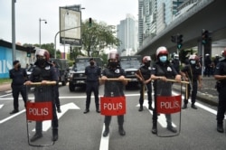 Polisi memblokir jalan-jalan utama dalam aksi protes menuntut penahanan Azam Baki di Kuala Lumpur, 22 Januari 2022.