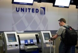 Seorang penumpang melakukan "check-in" di sebuah kiosk di bandara San Francisco, California (foto: dok).
