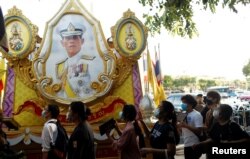 Demonstran berjalan melewati potret Raja Thailand Maha Vajiralongkorn selama protes menuntut pengunduran diri Perdana Menteri Thailand Prayuth Chan-o-cha, di Bangkok, Thailand, 26 Juli 2020. (Foto: REUTERS/Jorge Silva)