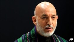 حامد کرزی می گوید که امضای موافقتنامۀ امنیتی با امریکا و موجودیت پایگاه نظامی آن کشور در افغانستان به سود افغانها است.