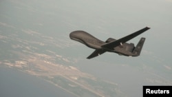 Arhiva - Dron "Global houk" izvoti probni let iznad Merilenda, na ovoj nedatiranoj fotografiji koju je objavila Mornarica SAD. NATO nabavlja "Global houl" od kompanije Nortrop Graman.