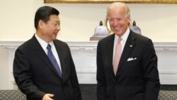 资料照：时任美国副总统拜登在白宫接待到访的时任中国国家副主席习近平。(美联社2012年2月14日)