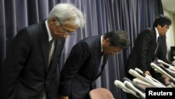 Mitsubishi Motors Corp's President Tetsuro Aikawa (C) bows with other company executives during a news conference to brief about issues of misconduct in fuel economy tests at the Land, Infrastructure, Transport and Tourism Ministry in Tokyo, Japan, April
