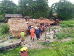 မွန်ပြည်နယ်၊ သထုံခရိုင်၊ ပေါင်မြို့နယ်တွင် မိုးရွာသွန်းပြီး လေပြင်းတိုက်ခတ်မှုကြောင့် ကျေးရွာတချို့ရှိ နေအိမ်တဲများ အမိုးလန် ပြိုကျမှုတဲ့ မြင်ကွင်း။ (ဓာတ်ပုံ - Myanmar Fire Services Department - သြဂုတ် ၄၊ ၂၀၂၀)