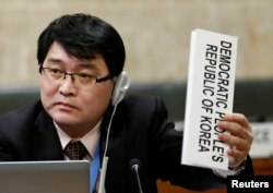 스위스 주재 북한대표부 주용철 참사가 28일 스위스 제네바에서 열린 국축회의에서 발언권을 신청하고 있다.