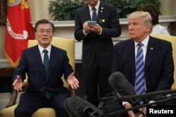 문재인 한국 대통령(왼쪽)이 30일 워싱턴 백악관에서 도널드 트럼프 미국 대통령과의 정상회담에 앞서 이번 미국 방문의 목적과 의미에 대해 설명하고 있다.