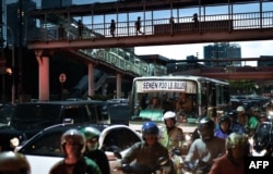 Para pelaju di sepanjang jalan protokol saat jam sibuk di Jakarta, 7 Maret 2917. Menurut Bank Pembangunan Asia, negara-negara Asia membutuhkan $29 triliun hingga 2030 untuk pembangunan infrastruktur untuk memerangi kemiskinan, meningkat pertumbuhan ekonomi, dan memerangi perubahan iklim.