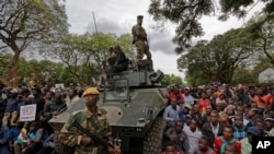 Abantu abanengi babambana lebutho belisekela ngokugenqula uMnu Robert Mugabe embusweni ngo2017. Kodwa abanengi bathi sbezisola kakhulu.